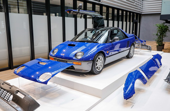 本社センターピース「Mazda Autozam AZ-1」